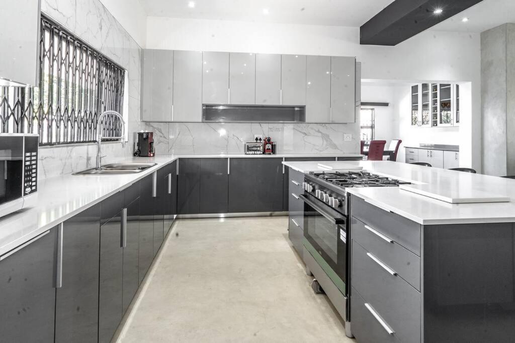 Private Modern 10 Bdrm Home Tucked Away In Sandton جوهانسبورغ المظهر الخارجي الصورة