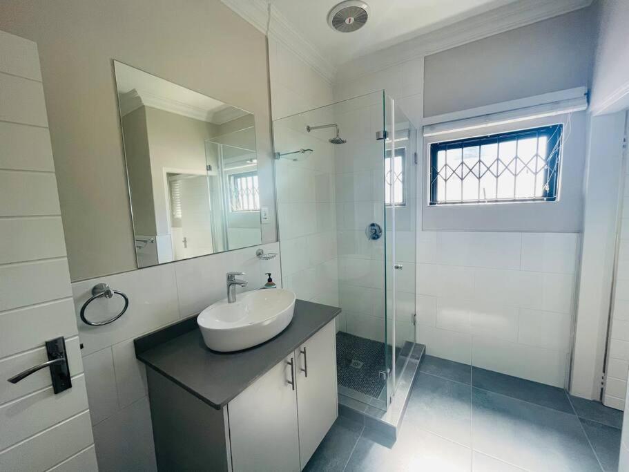 Private Modern 10 Bdrm Home Tucked Away In Sandton جوهانسبورغ المظهر الخارجي الصورة