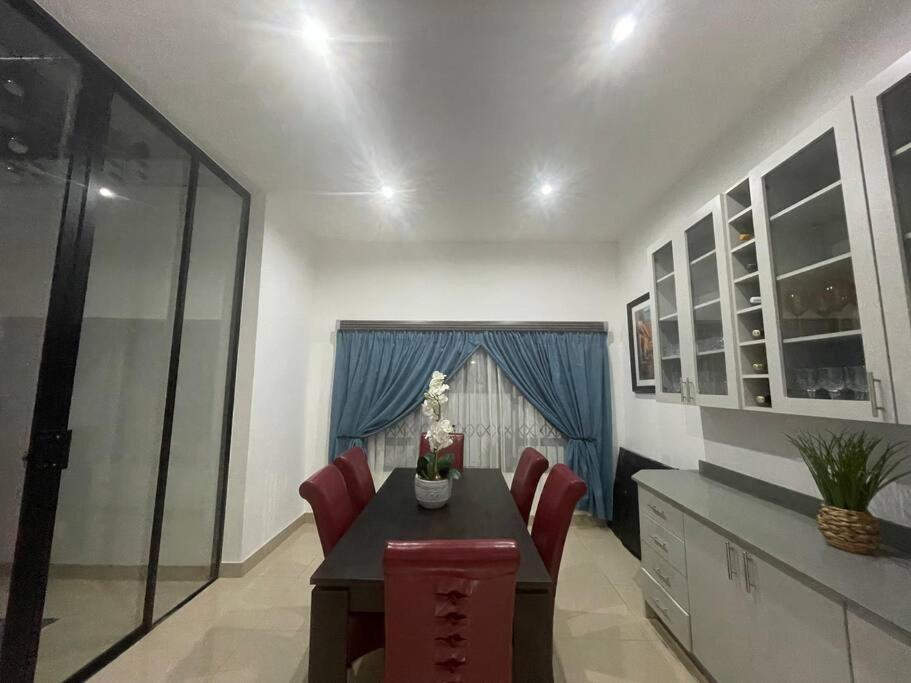 Private Modern 10 Bdrm Home Tucked Away In Sandton جوهانسبورغ المظهر الخارجي الصورة