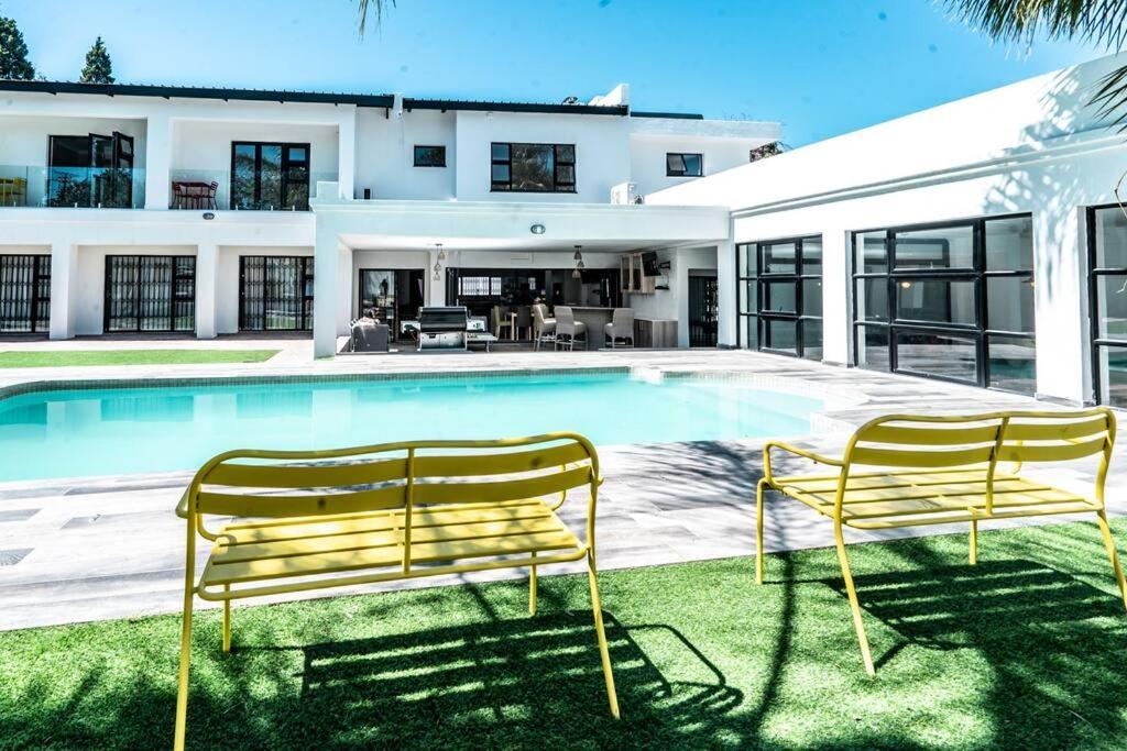 Private Modern 10 Bdrm Home Tucked Away In Sandton جوهانسبورغ المظهر الخارجي الصورة