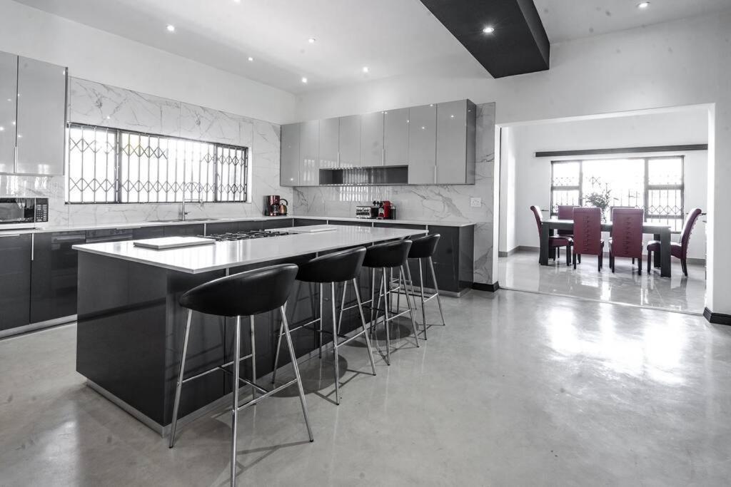 Private Modern 10 Bdrm Home Tucked Away In Sandton جوهانسبورغ المظهر الخارجي الصورة