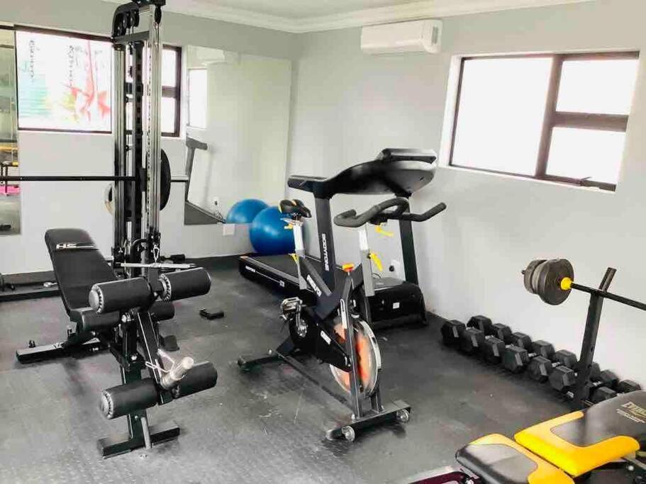 Private Modern 10 Bdrm Home Tucked Away In Sandton جوهانسبورغ المظهر الخارجي الصورة