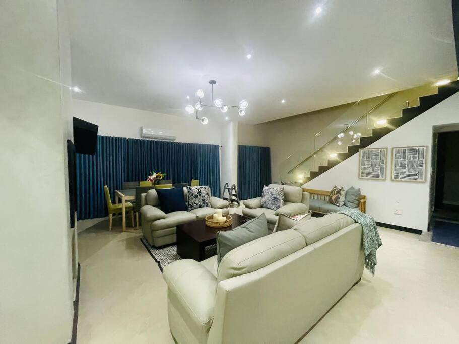 Private Modern 10 Bdrm Home Tucked Away In Sandton جوهانسبورغ المظهر الخارجي الصورة