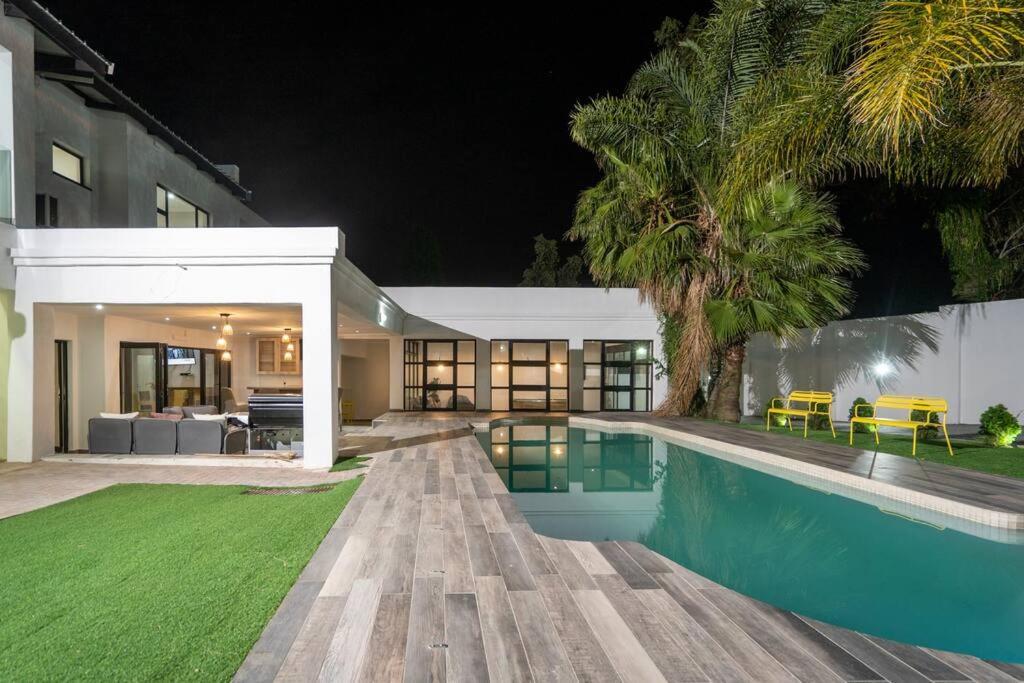 Private Modern 10 Bdrm Home Tucked Away In Sandton جوهانسبورغ المظهر الخارجي الصورة