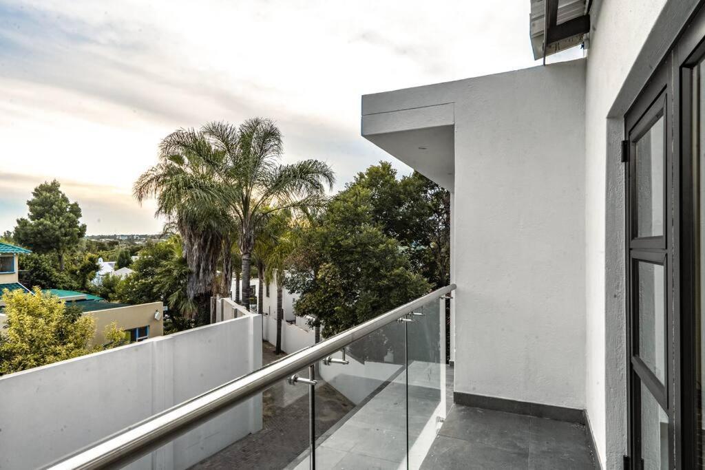 Private Modern 10 Bdrm Home Tucked Away In Sandton جوهانسبورغ المظهر الخارجي الصورة