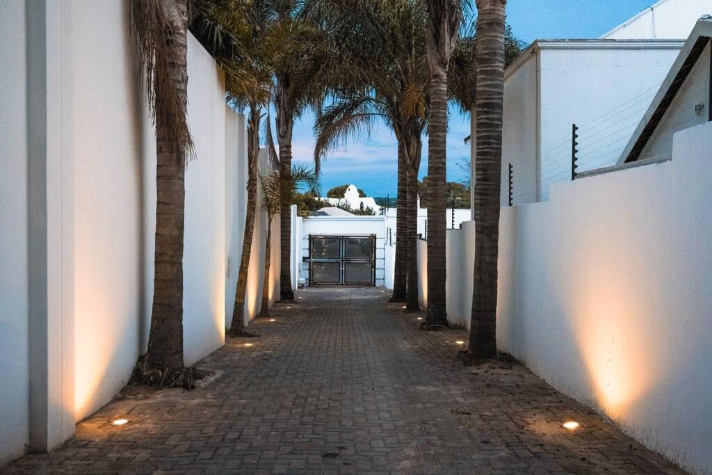 Private Modern 10 Bdrm Home Tucked Away In Sandton جوهانسبورغ المظهر الخارجي الصورة