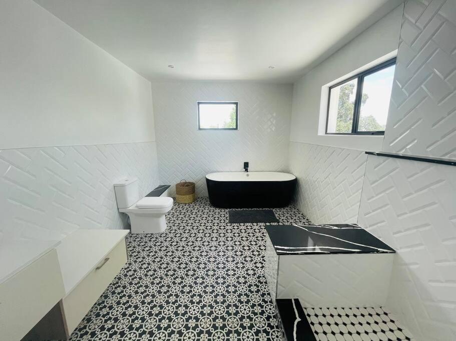 Private Modern 10 Bdrm Home Tucked Away In Sandton جوهانسبورغ المظهر الخارجي الصورة