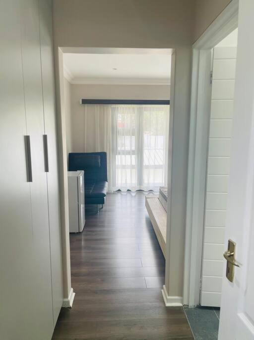 Private Modern 10 Bdrm Home Tucked Away In Sandton جوهانسبورغ المظهر الخارجي الصورة