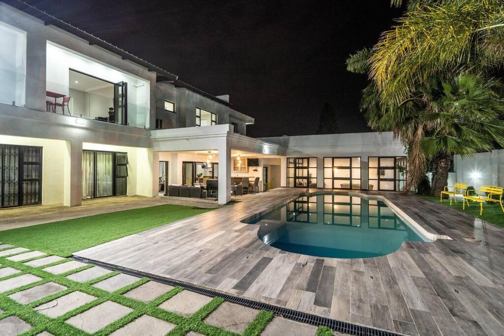 Private Modern 10 Bdrm Home Tucked Away In Sandton جوهانسبورغ المظهر الخارجي الصورة
