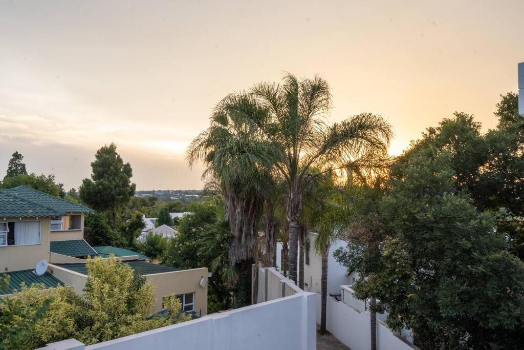 Private Modern 10 Bdrm Home Tucked Away In Sandton جوهانسبورغ المظهر الخارجي الصورة