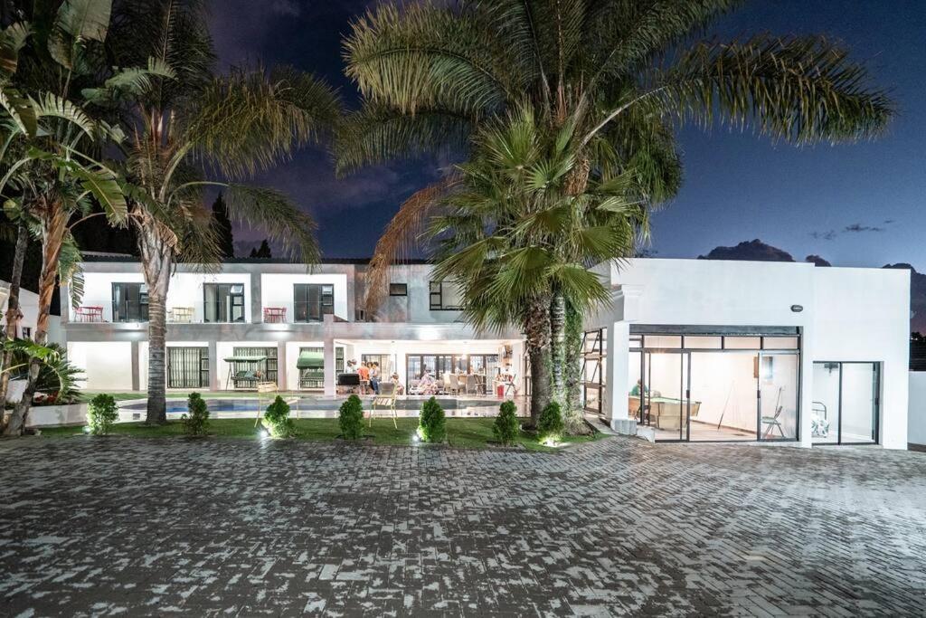 Private Modern 10 Bdrm Home Tucked Away In Sandton جوهانسبورغ المظهر الخارجي الصورة