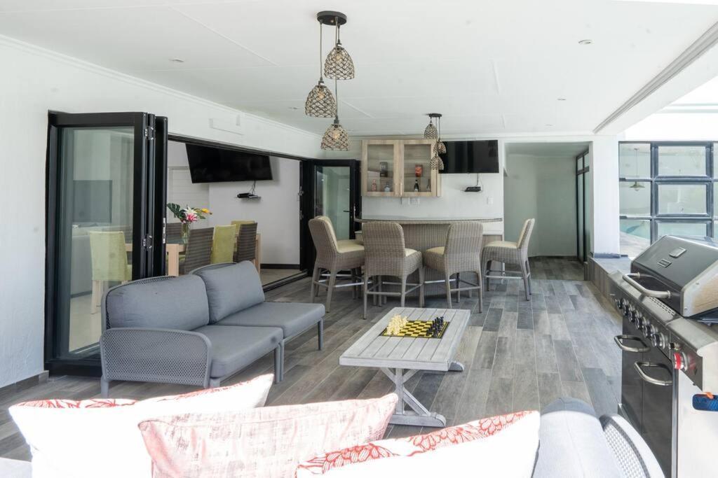 Private Modern 10 Bdrm Home Tucked Away In Sandton جوهانسبورغ المظهر الخارجي الصورة