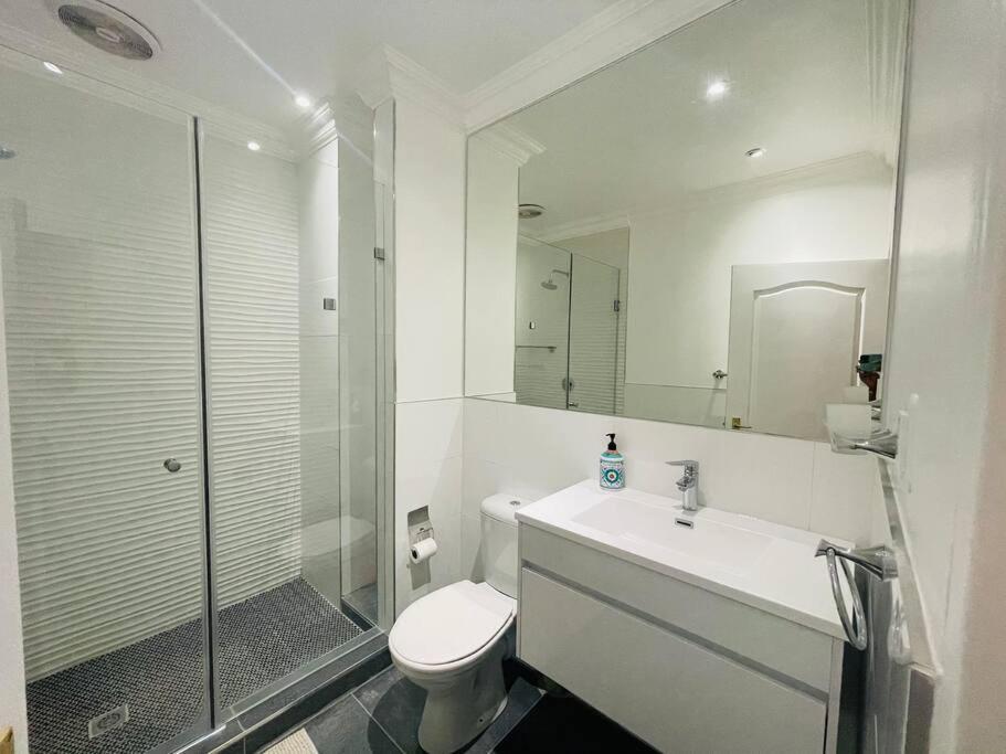 Private Modern 10 Bdrm Home Tucked Away In Sandton جوهانسبورغ المظهر الخارجي الصورة