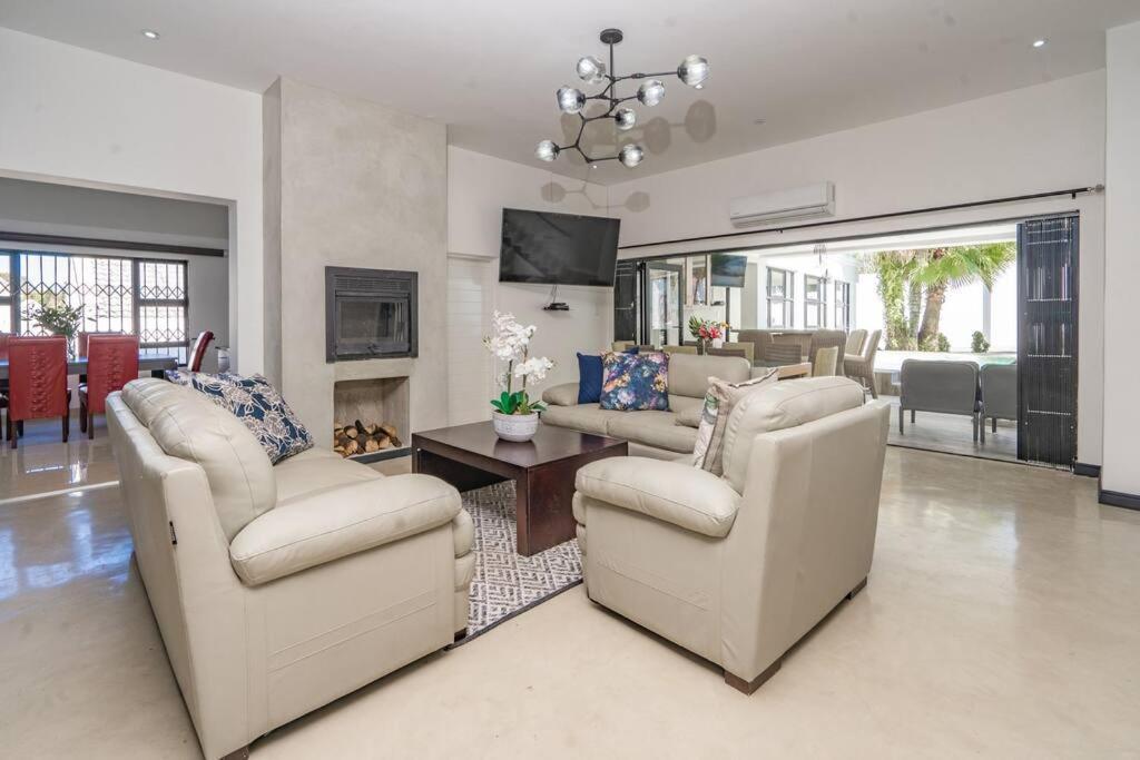 Private Modern 10 Bdrm Home Tucked Away In Sandton جوهانسبورغ المظهر الخارجي الصورة