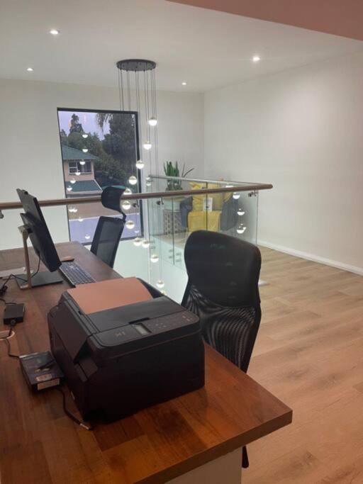 Private Modern 10 Bdrm Home Tucked Away In Sandton جوهانسبورغ المظهر الخارجي الصورة